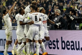 今年会平台-包含里昂主场不敌对手，法甲积分遭到侵蚀的词条