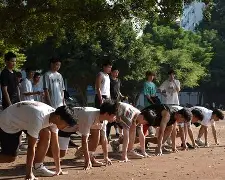 燃烧激情、勇往直前，行进在胜利的道路上的简单介绍